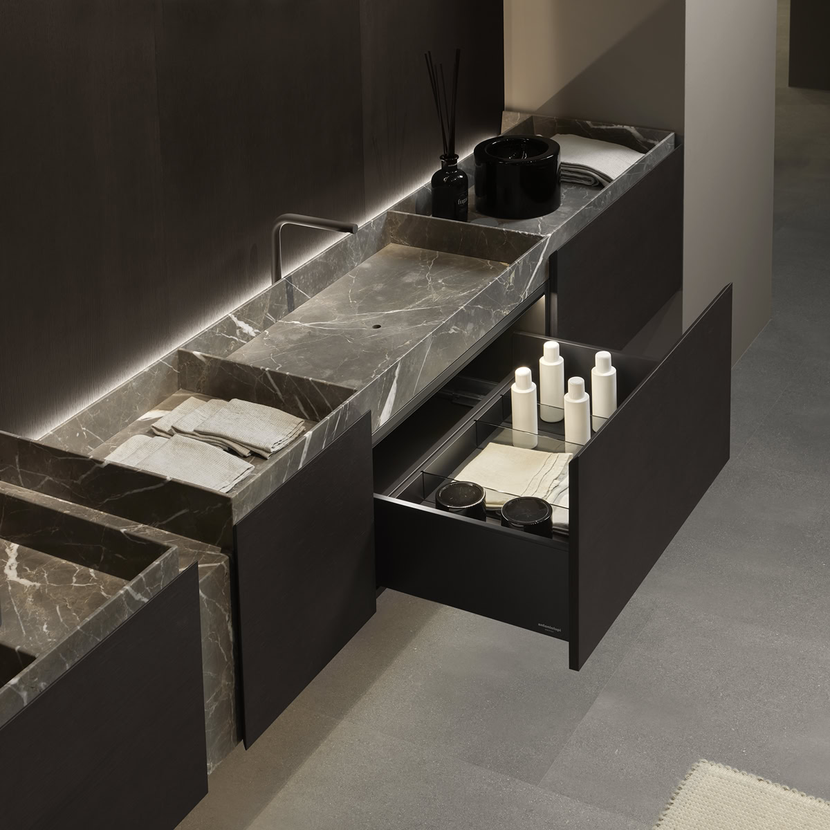 the infinite chromatic shades