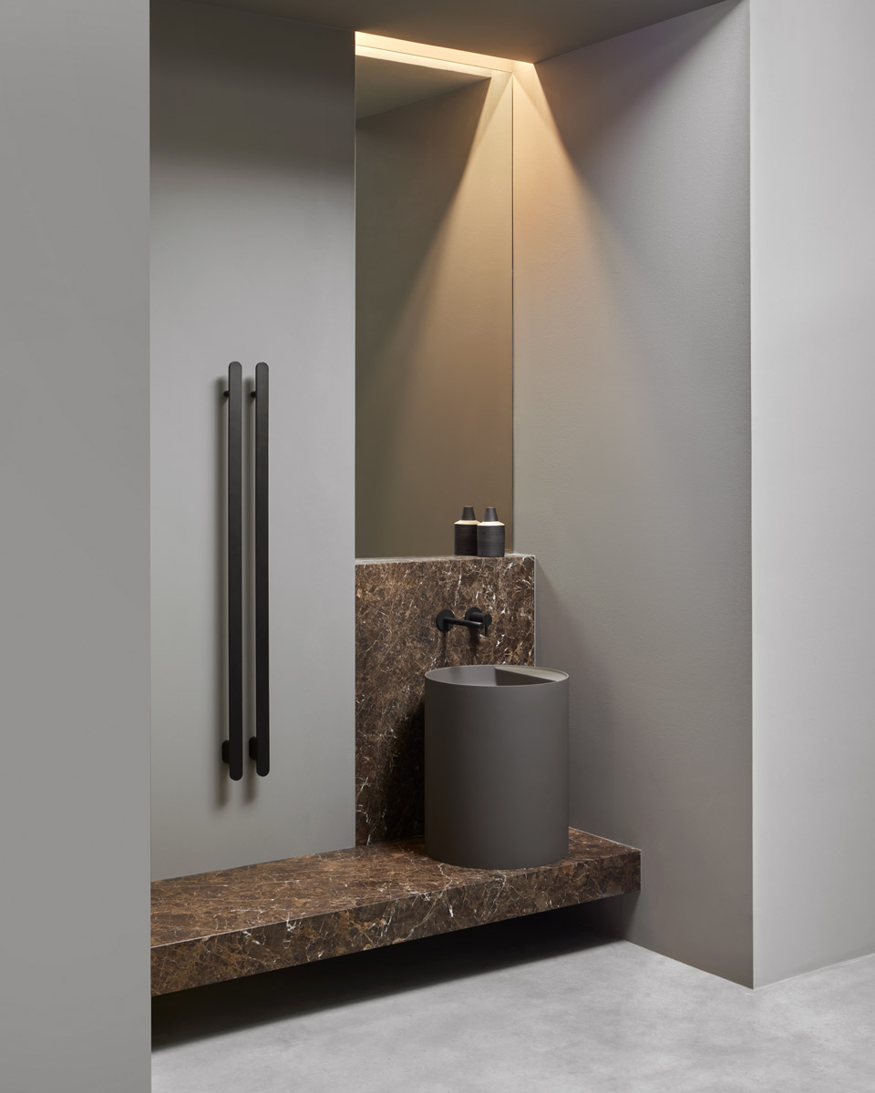 foregrounds and perspective backdrops that furnish the bathroom environment