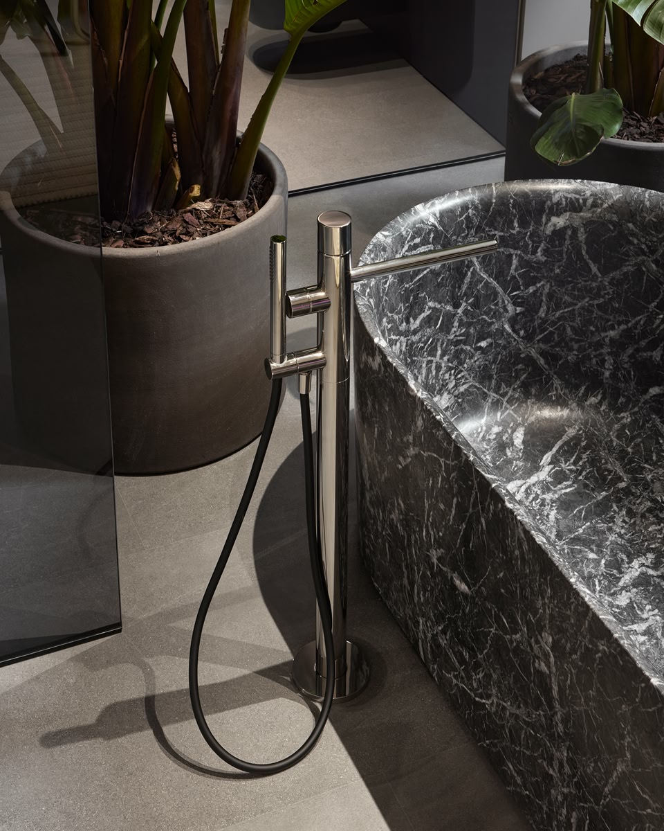 A pure and absolute geometry 