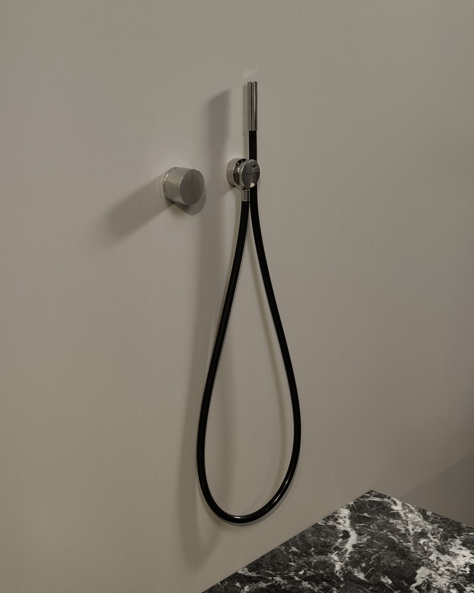 A pure and absolute geometry 