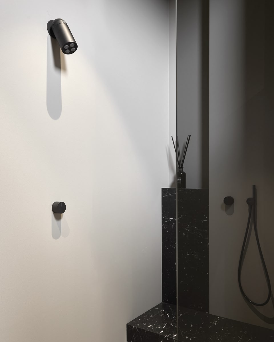 A pure and absolute geometry 