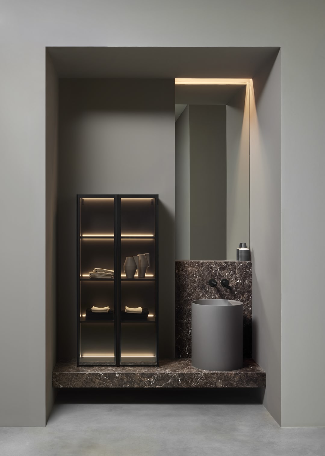 foregrounds and perspective backdrops that furnish the bathroom environment