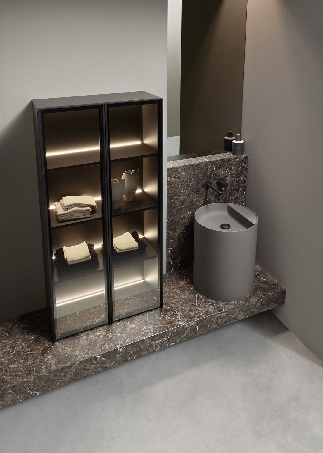 foregrounds and perspective backdrops that furnish the bathroom environment