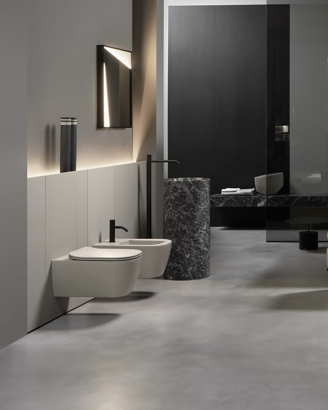 a boiserie that unifies indentations, projections and thicknesses