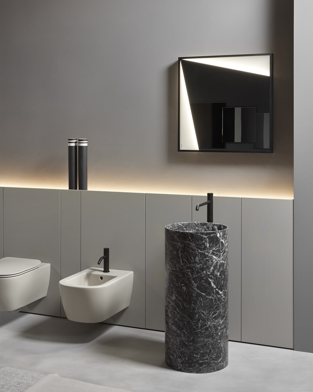 a boiserie that unifies indentations, projections and thicknesses