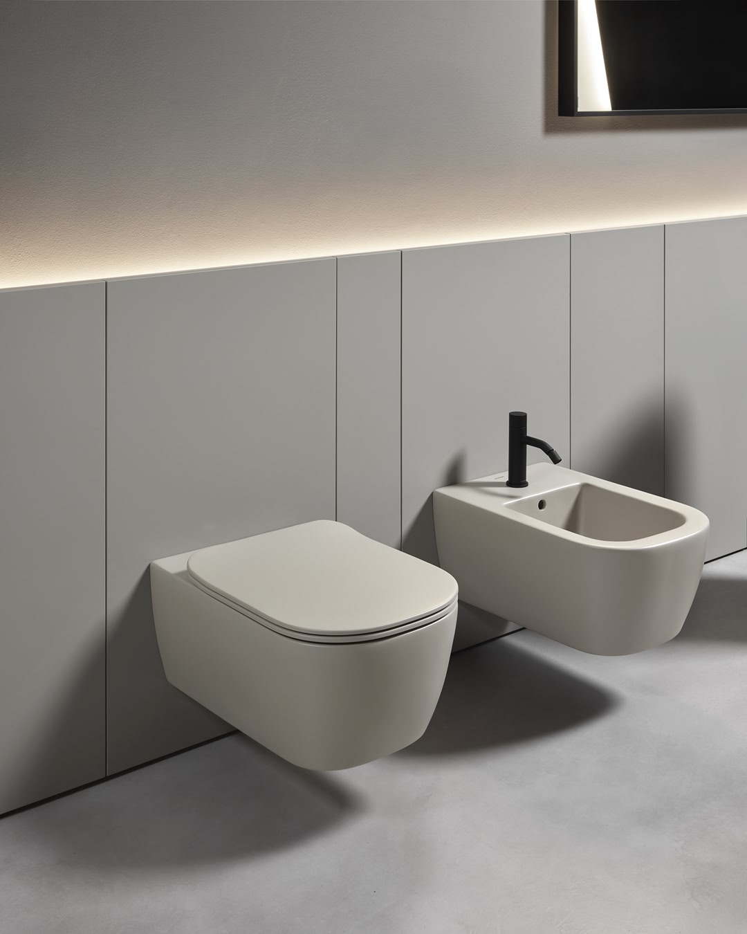 a boiserie that unifies indentations, projections and thicknesses