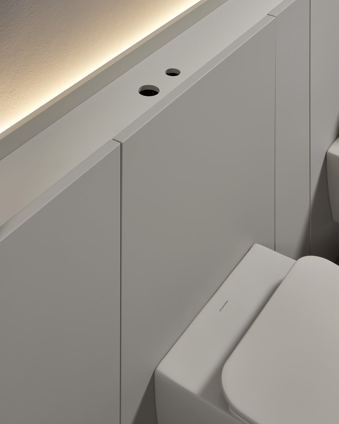 a boiserie that unifies indentations, projections and thicknesses