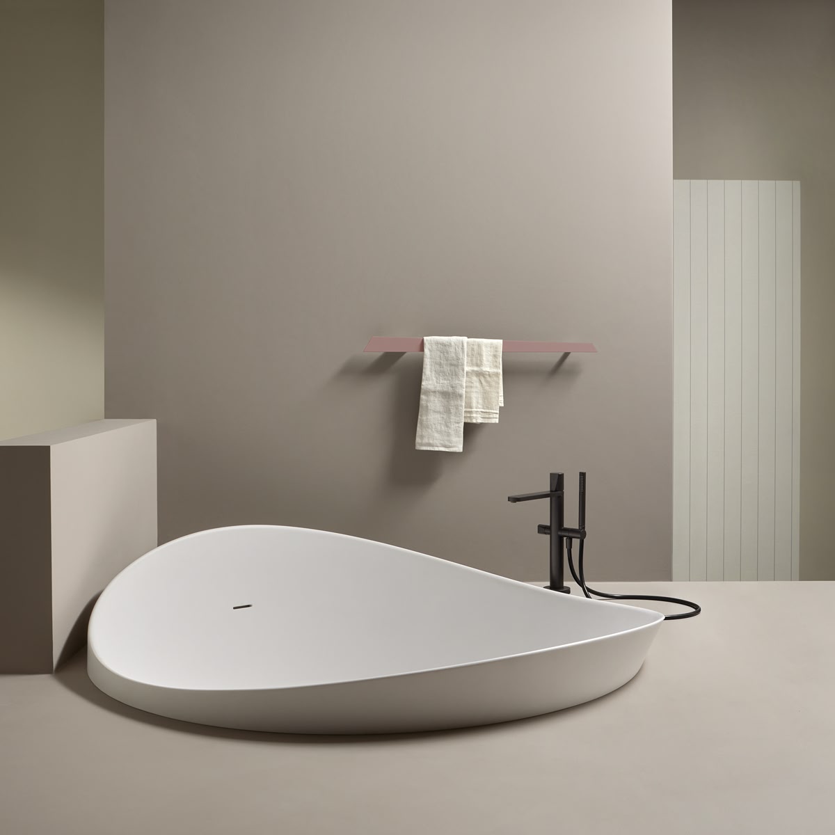 straight lines that diverge in their longitudinal development 