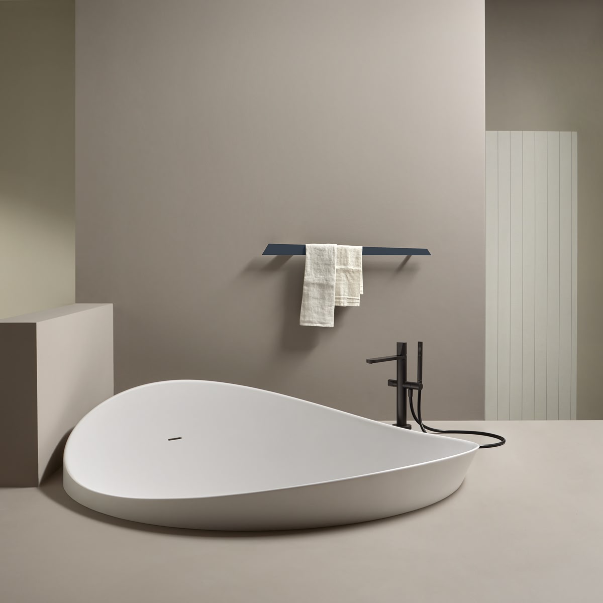 straight lines that diverge in their longitudinal development 