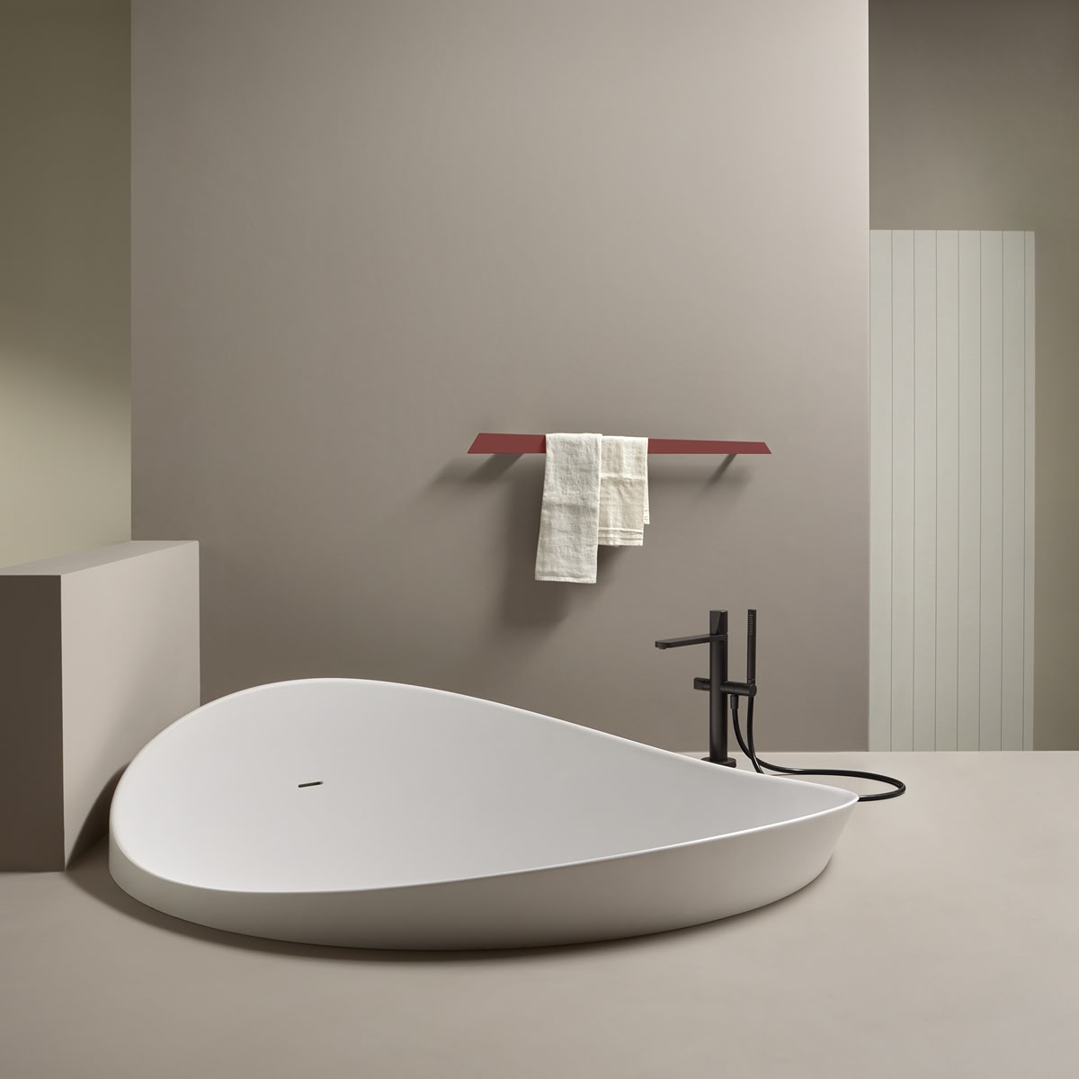 straight lines that diverge in their longitudinal development 