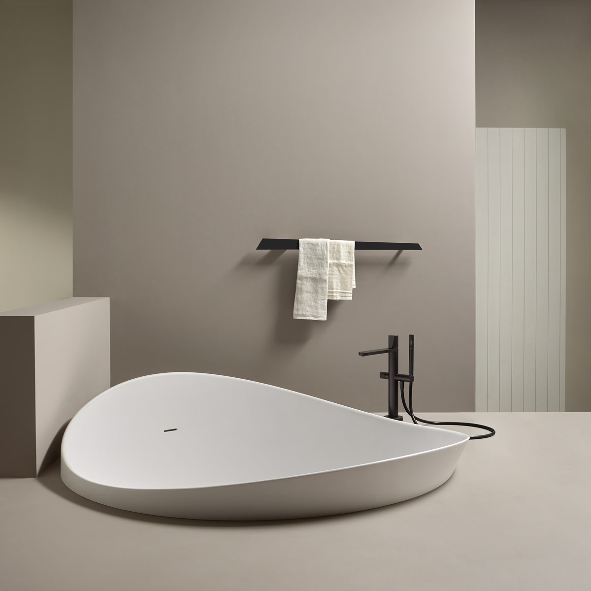 straight lines that diverge in their longitudinal development 