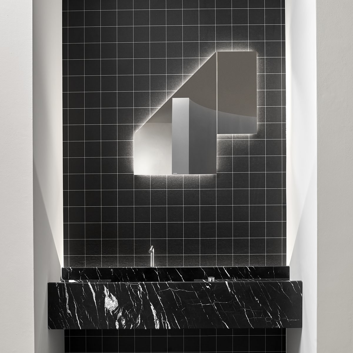 A piece which is borderline between reality and imagination 