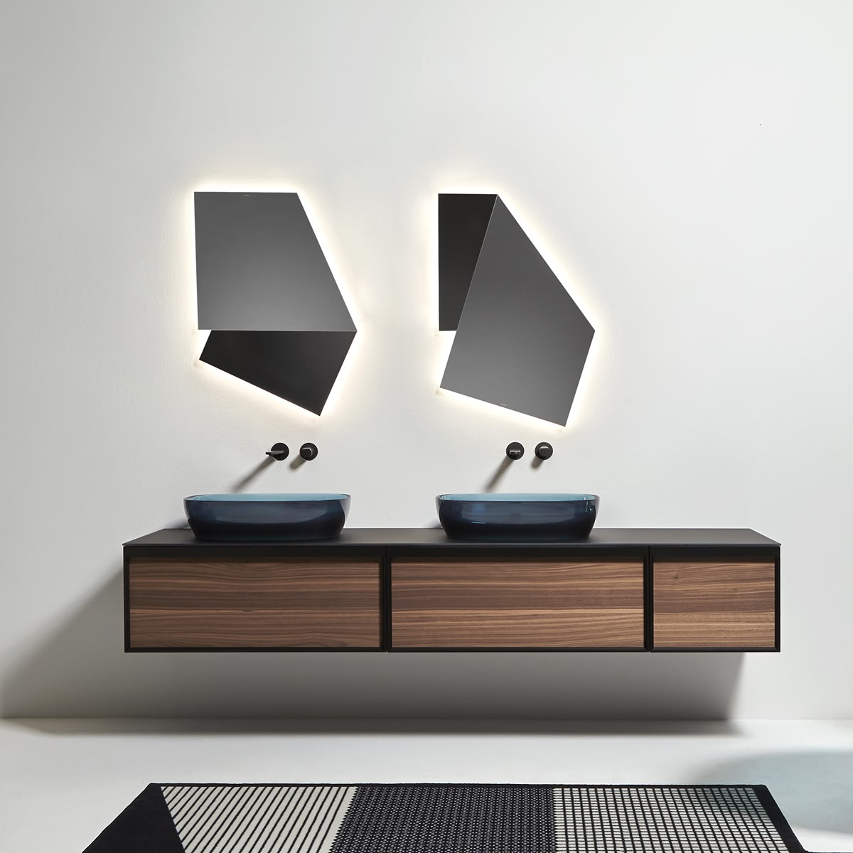 A piece which is borderline between reality and imagination 