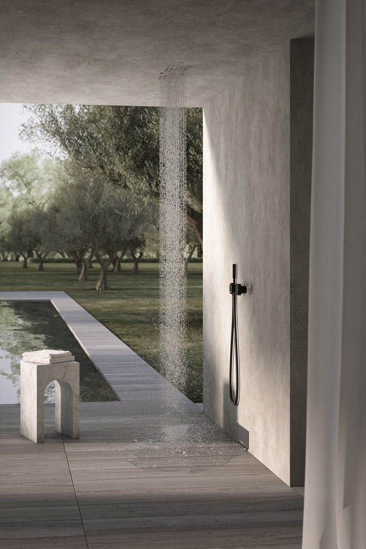 It totally disappears, leaving the role of protagonist to water and its regenerating effect. 