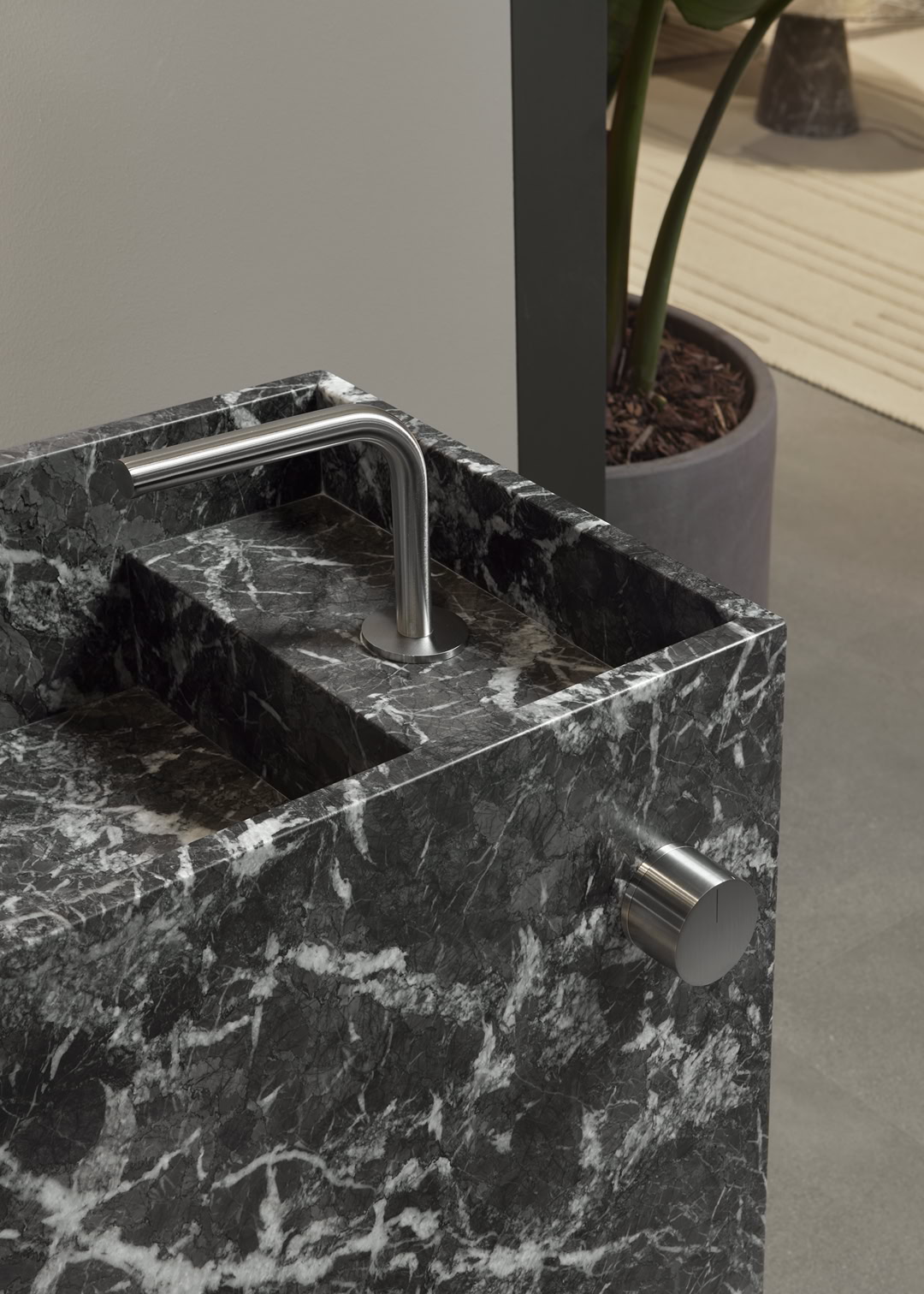 compact and slender conformations