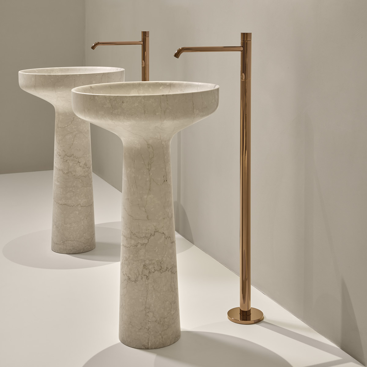 a contemporary and transversal bathroom