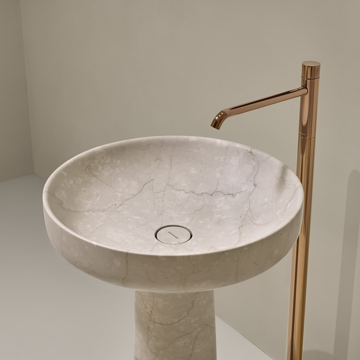 a contemporary and transversal bathroom