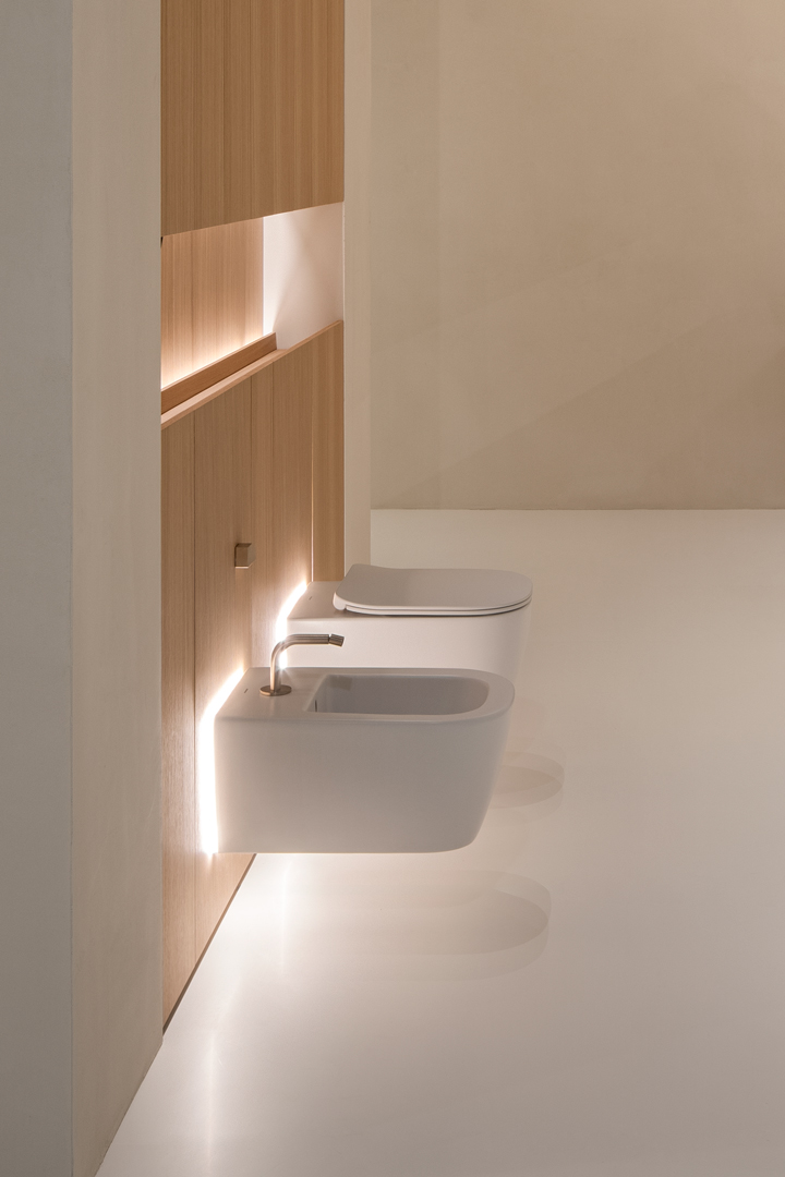 The sanitary fixtures are also available with a backlit Flumood panel