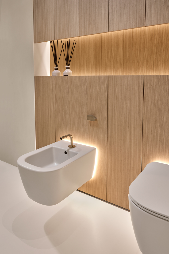 The sanitary fixtures are also available with a backlit Flumood panel