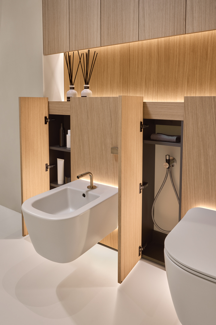 The sanitary fixtures are also available with a backlit Flumood panel