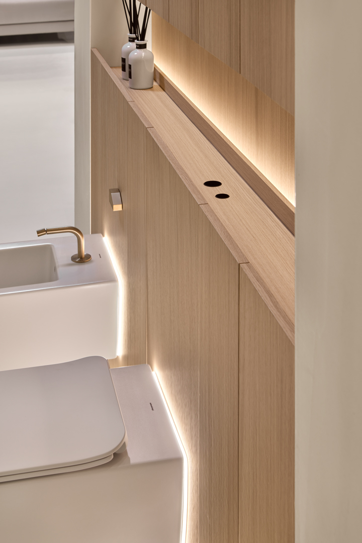 The sanitary fixtures are also available with a backlit Flumood panel